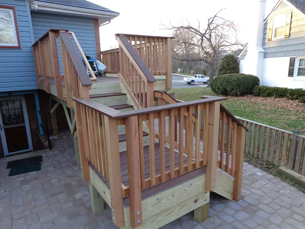 Hybrid deck with staircase that turns ninty degrees halfway up.