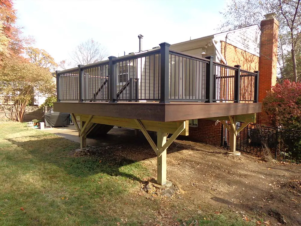 Slightly raised Composite & PVC Deck in grassy backyard