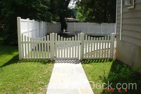 Vinyl Picket Fence with wave design